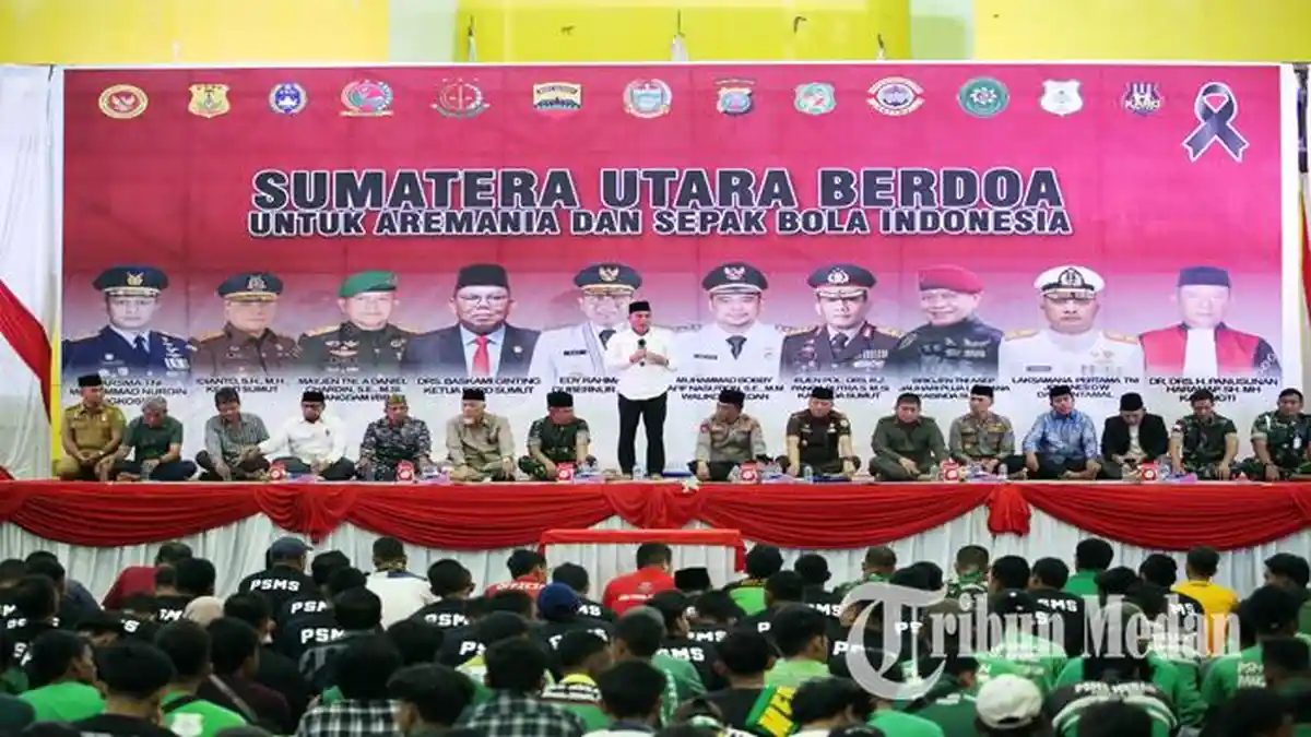Berita Foto: Kirim Doa dan Salat Gaib untuk Korban Kanjuruhan, Suporter Bola di Sumut Berduka - 4102022_SUMATERA-UTARA-BERDOA_ABDAN-SYAKURO-1.jpg