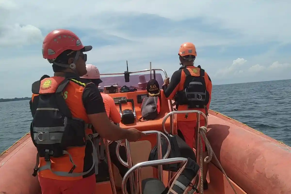 Tim SAR Lakukan Pencarian Terhadap Seorang ABK Terjatuh di Perairan Pantai Soka