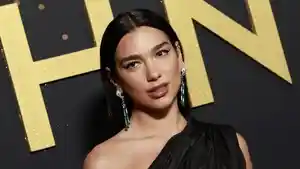 penyanyi-inggris-dua-lipa-albania.jpg