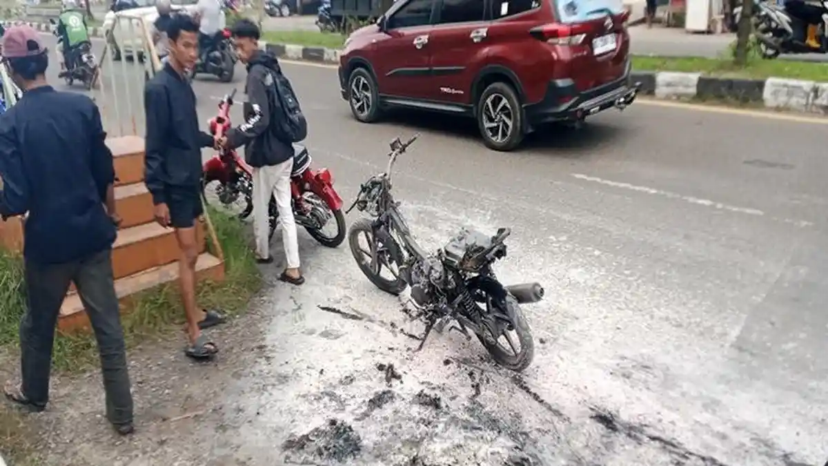 Motor Terbakar di Depan Universitas Bina Darma Palembang, Pemilik Cemas tak Bisa Matikan Api