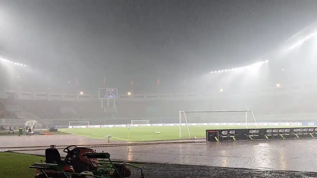 Hujan Deras Guyur Stadion Pakansari Jelang Indonesia Vs Vietnam: Garuda Turunkan Skuad Utama - Tribunnews.com