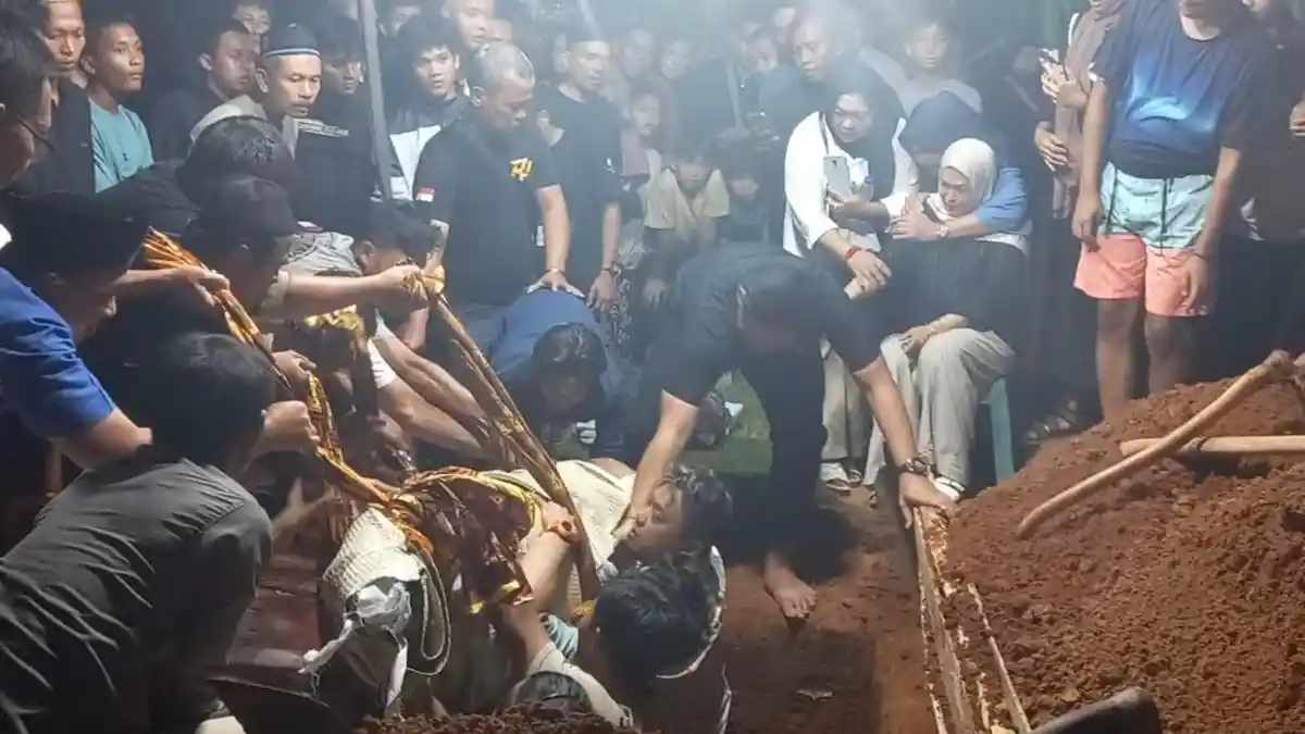 Tangis Rizki Juniansyah Pecah saat Jenazah Sang Ayah Dimakamkan