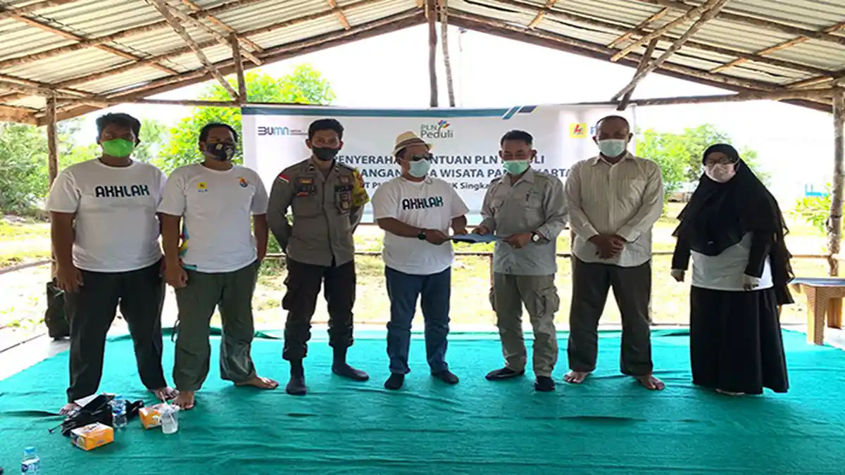 Memperingati HLN ke-76, PLN UPDK Singkawang Gelar Beragam Lomba dan Serahkan Bantuan