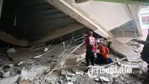 TRAGEDI-PONPES-SIDOARJO-Petugas-dari-Badan-Penanggulangan-Bencana-Daerah-BPBD8090.jpg