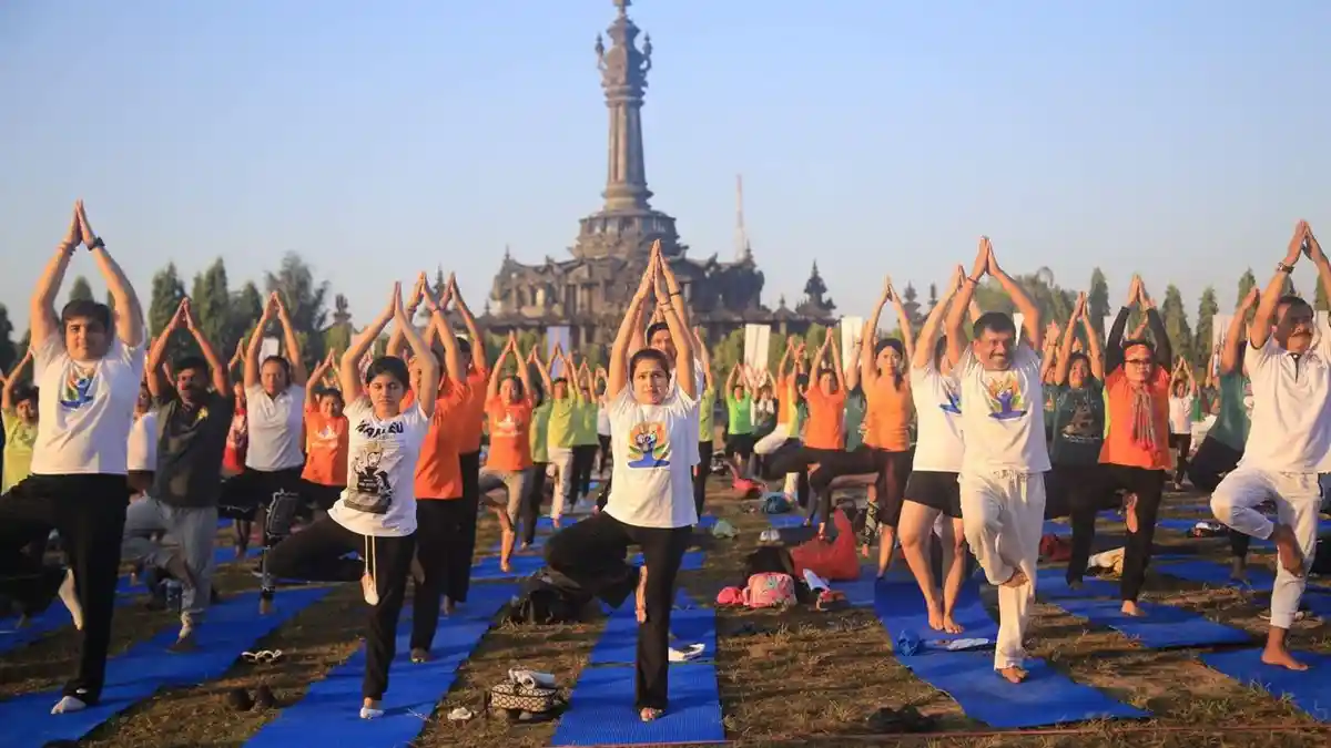 1.200 Pecinta Yoga Peringati Hari Yoga Internasional di Lapangan Niti Mandala Renon