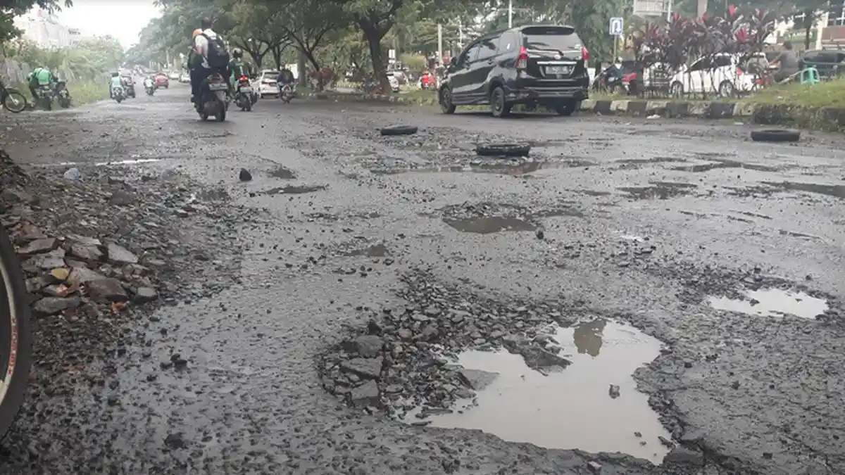 Jalan Rusak di Kawasan Pemerintahan Kabupaten Bogor, Banyak Pengendara Motor Terjatuh