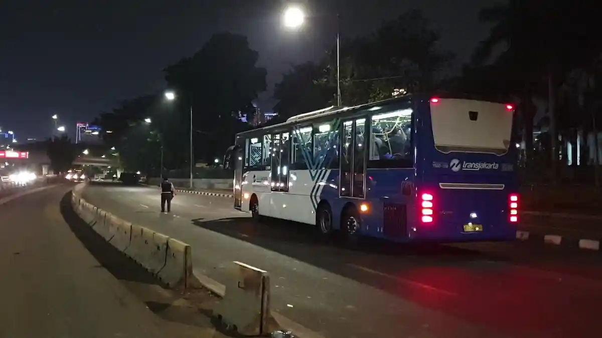 Masuk Jalan Gatot Subroto Arah Gedung DPR, 3 Bus Transjakarta Terpaksa Putar Balik