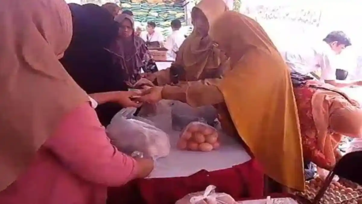 Ada Operasi Pasar Murah di Situbondo, Emak-emak Langsung Serbu Telur Murah