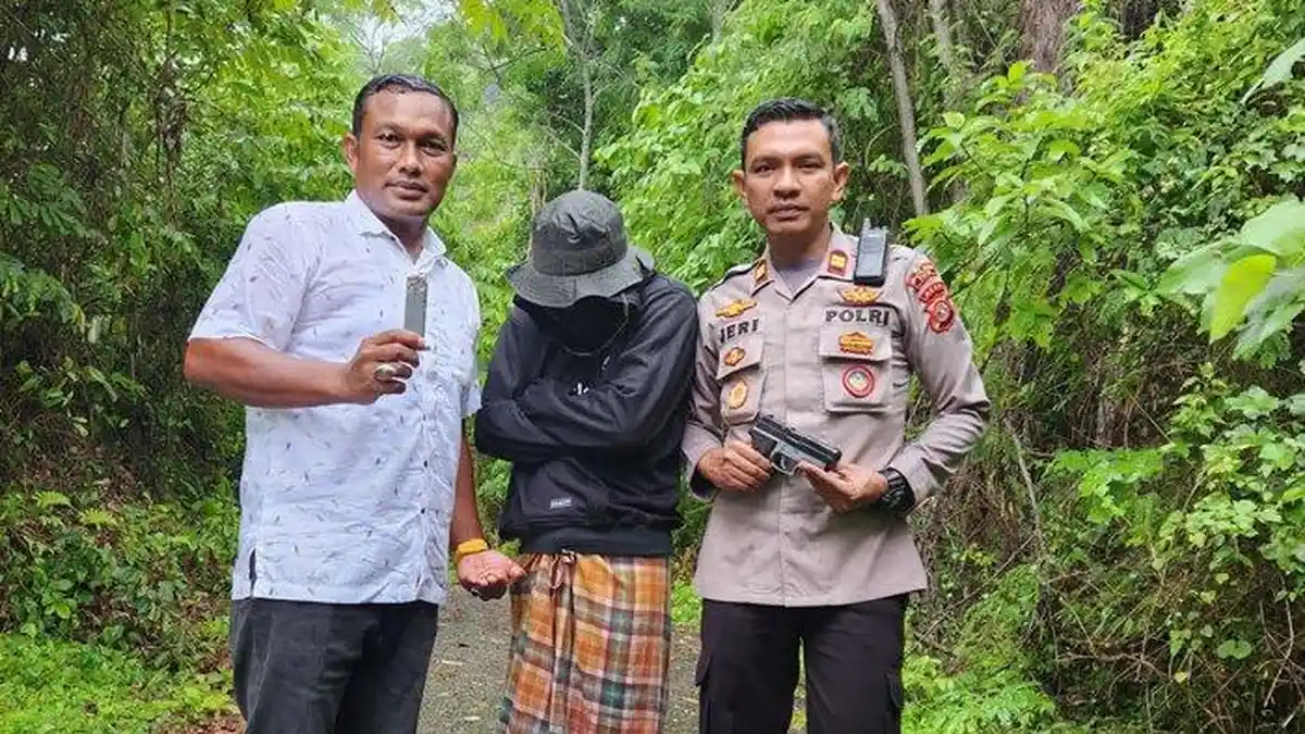 Warga Tiro Pidie Serahkan Senpi Ilegal Sisa Konflik ke Polisi