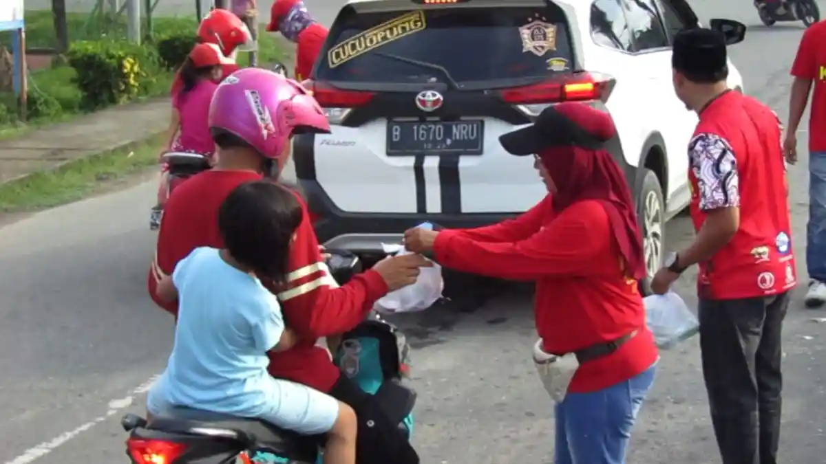 KKBM Malinau Bagi 500 Takjil di Lampu Merah