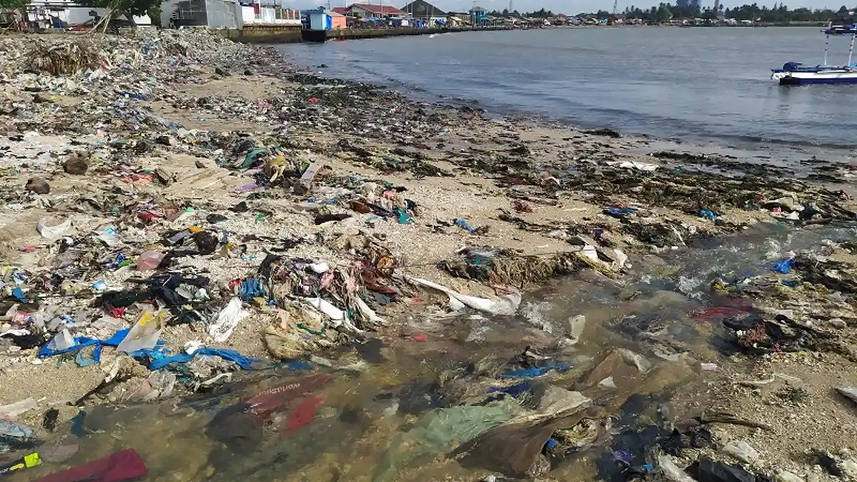 Pesisir Pantai Teluk Labuan Banten Dipenuhi Sampah
