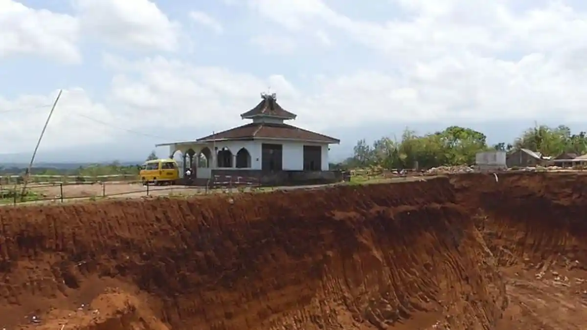 Sekeliling Sudah Rata dan Mulai Dikeruk, Masjid Ini Masih Berdiri di Tengah Proyek Jalan Tol