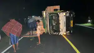 Truk-Terguling-di-Ponorogo-Muatan-Triplek-Tercecer-di-Jalan.jpg