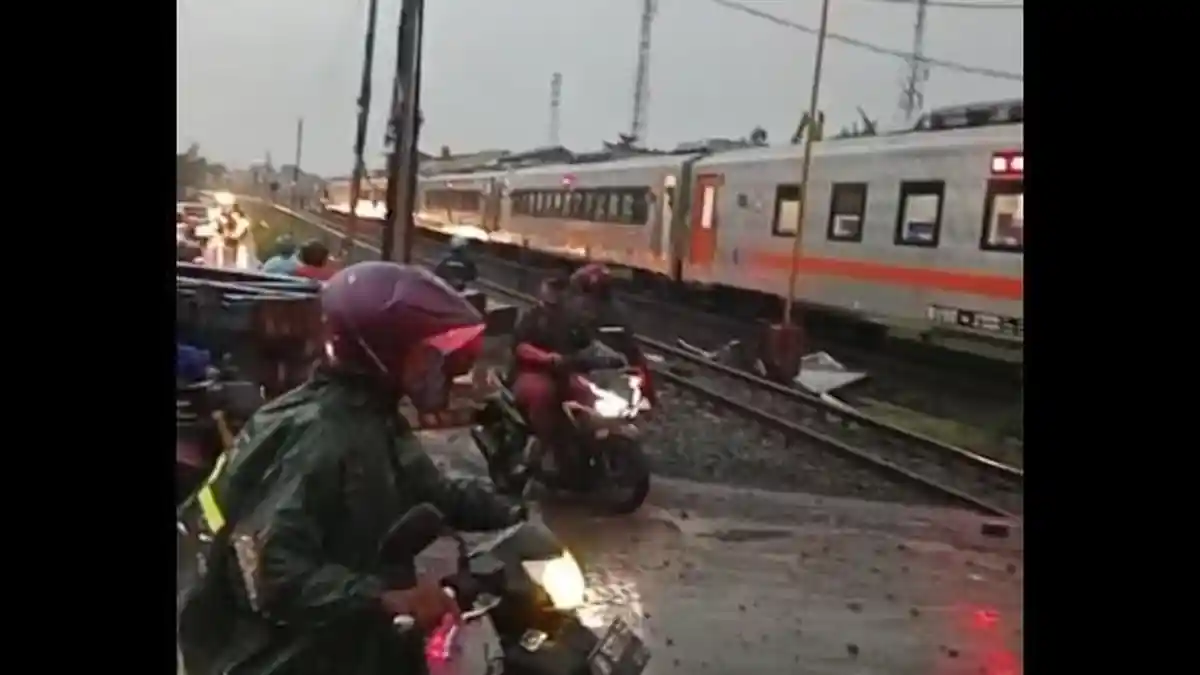 KA Harina Hantam Truk di Kaligawe Semarang, Lalu Lintas Macet Parah