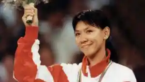 Susi-Susanti-medali-emas-Olimpiade-Barcelona-1992-bulutangis-Indonesia.jpg