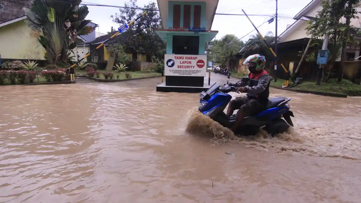 Dikepung Banjir, Akses Jalan di Perumahan Talangsari Regency Susah Ditembus Pengendara Motor