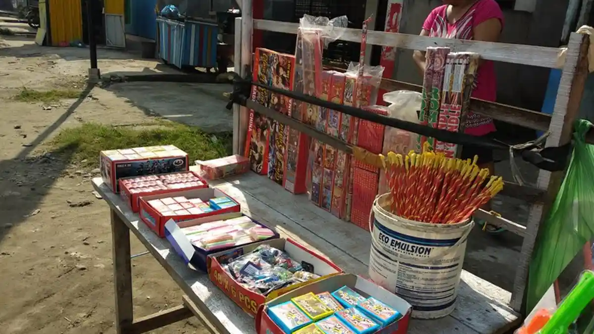 Dampak Covid-19 dan Hujan, Penjualan Kembang Api Menurun