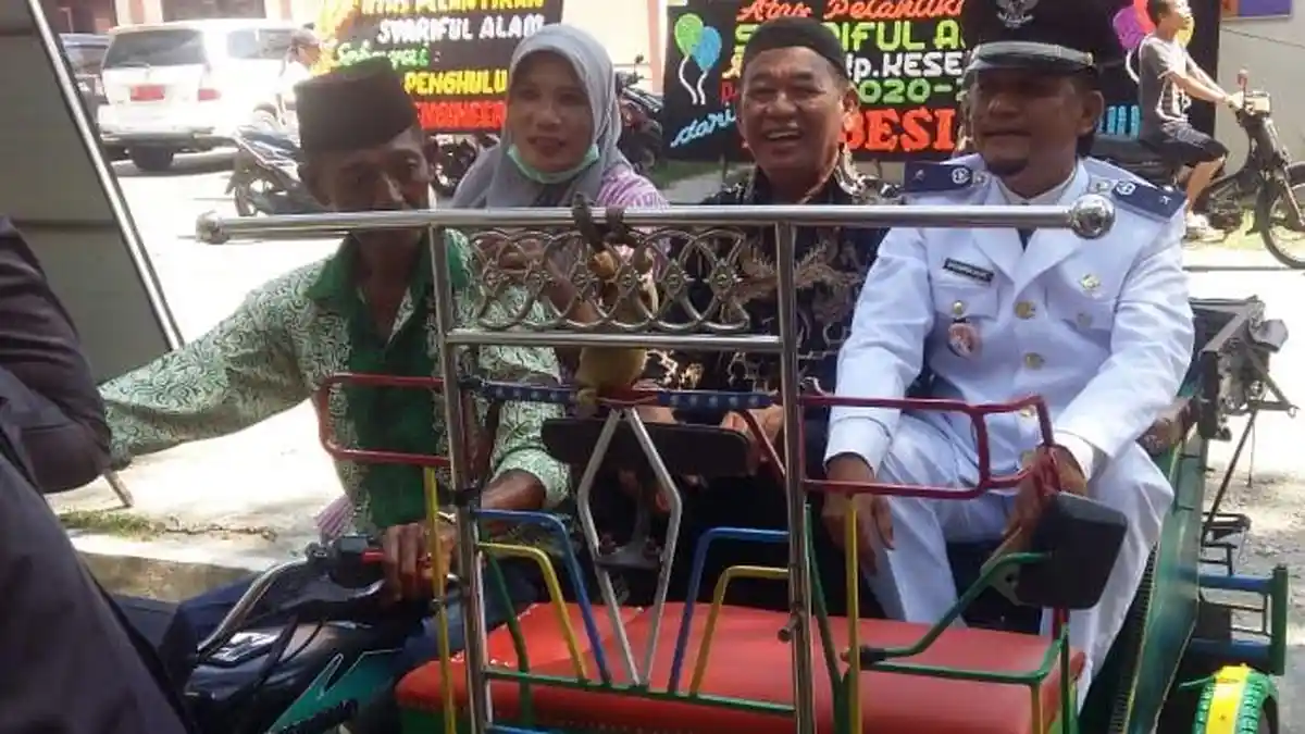 Syariful Alam Diarak Warga ke Acara Pelantikan Datok Penghulu