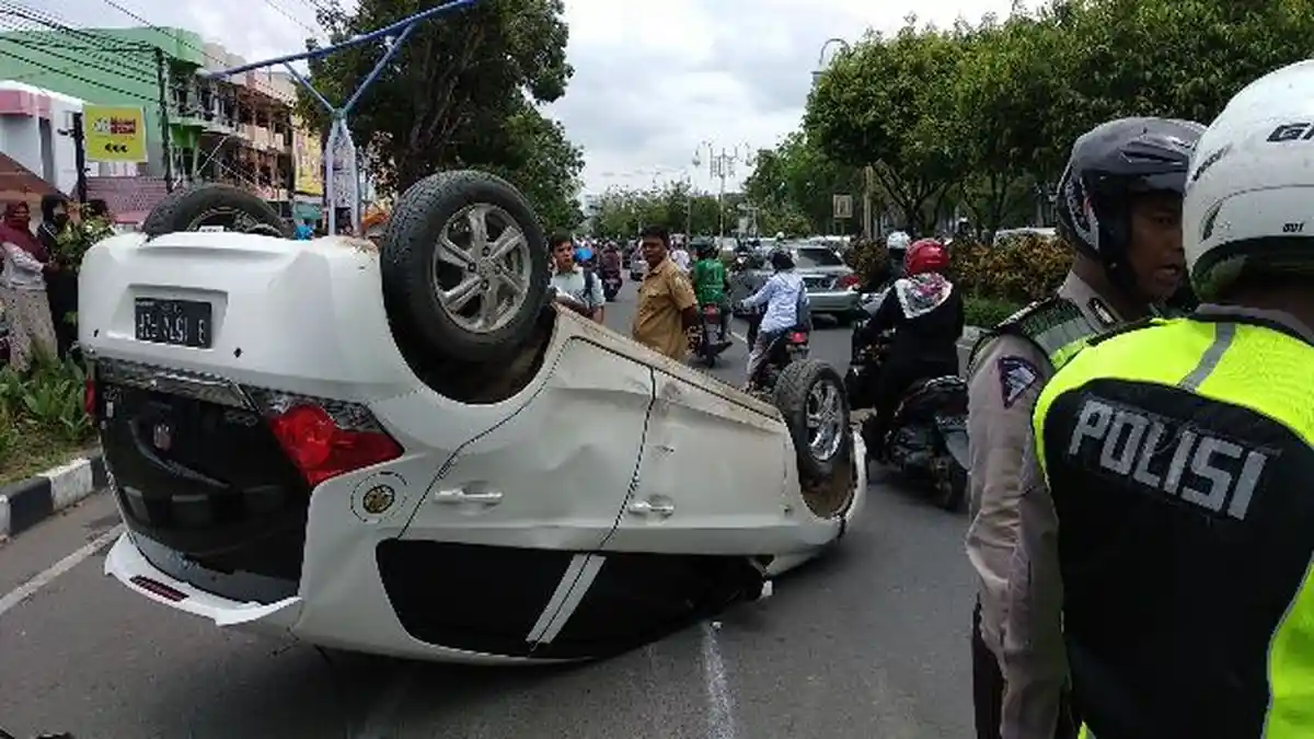 Mobil Brio Terguling di Lampriek, Begini Kronologisnya