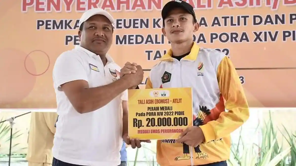 Atlet dan Pelatih Bireuen Peraih Juara PORA XIV Terima Bonus
