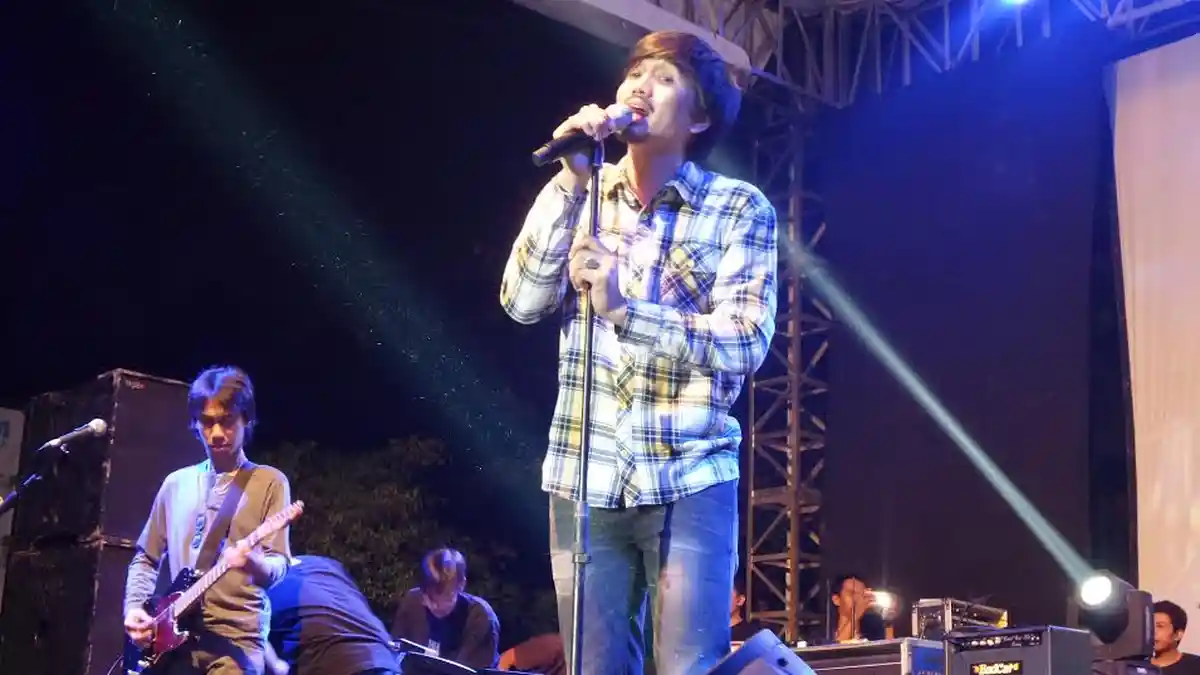 Chord Gitar Hari Bersamanya Sheila On 7, Lancarkanlah Hariku