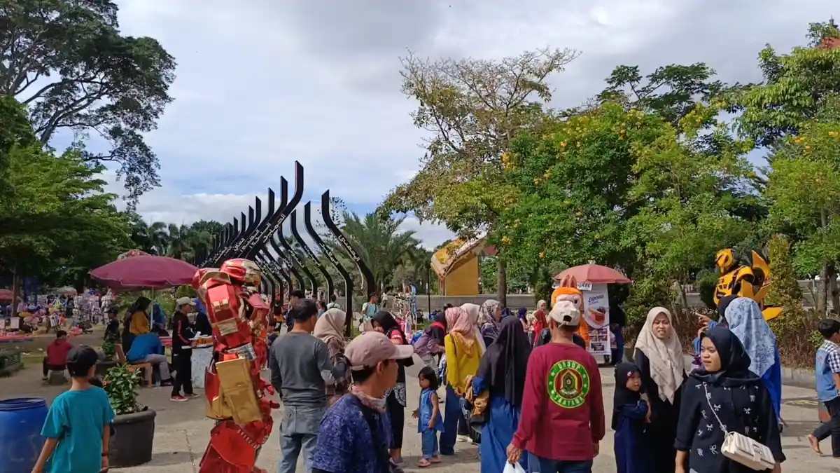 Jelang Akhir Libur Sekolah, Alun-alun Cianjur Dipadati Wisatawan Lokal dan Luar Kota