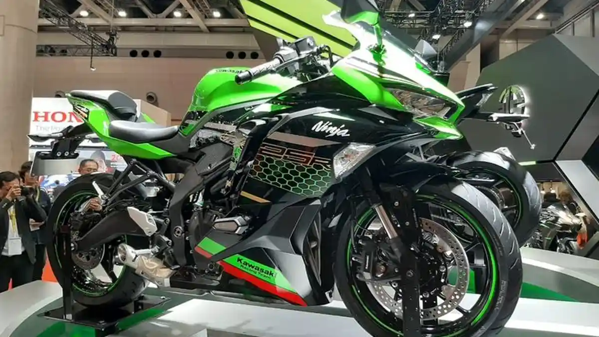 Wanita Lebih Suka Dibonceng Pakai Motor Sport atau Matik? Simak Alasannya