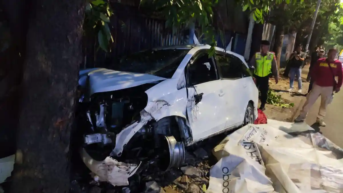 Mobil Urakan Tabrak 3 Motor Beruntun di Jalan Rumah Sakit Bandung, Pengemudinya Berusia 16 Tahun 