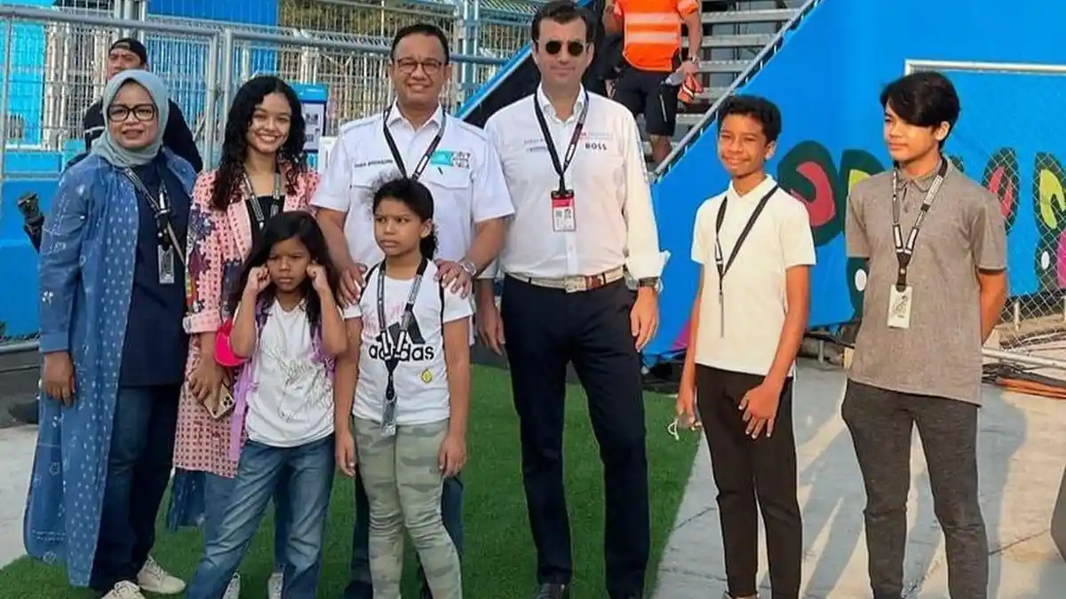 PKL Harus Tutup Saat Formula E Berlangsung, Guntur Romli Sindir Anies: Jadi Antek Bule Galak Banget