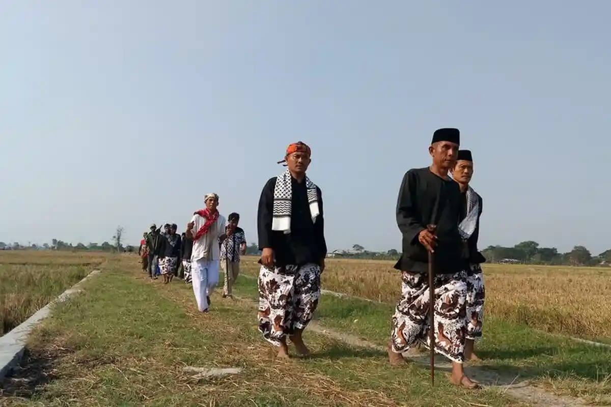 Tradisi Sedekah Bumi, Puluhan Orang Berpakaian Hitam Berjalan Keliling Desa Tanpa Alas Kaki