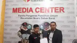 Tim-Advokasi-Laza-Aris-Laporkan-Camat-Sabak-Barat-ke-Panwascam.jpg