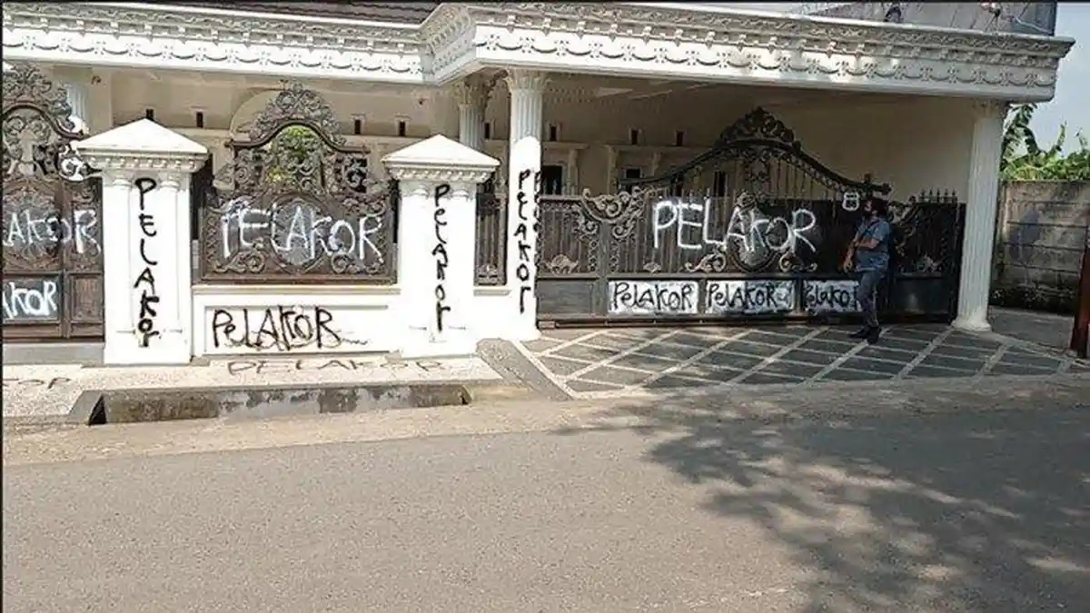 Viral Rumah Mewah Ditandai dengan Tulisan Pelakor, Ternyata Pernah Ada Keributan