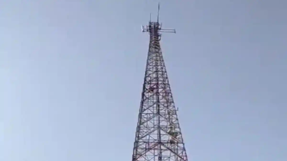 OTK Nekat Panjat Tower BTS 100 Meter di Tanjungsari Sumedang, Begini Kata Danramil Tanjungsari