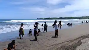 Suasana-pengunjung-di-Pantai-Serang-saat-momen-Lebaran-2025.jpg