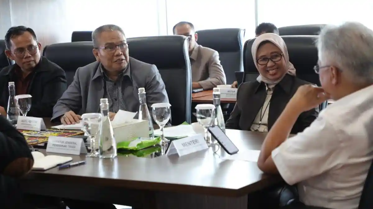 Rektor Unila Audiensi dengan Menteri Dikti Saintek Bahas Kemandirian Kampus dan Pembangunan RSPTN