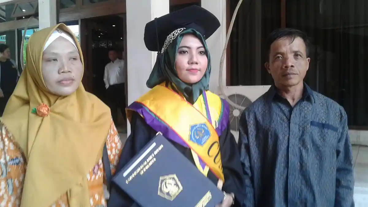 Anak Buruh Cuci Piring Kantin Kampus Ini Raih IPK Mendekati Sempurna di Unisri Solo