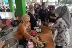 Warga-sarapan-nasi-gandul-di-Pojok-Berkah-2000-kawasan-Alun-alun-Pati.jpg