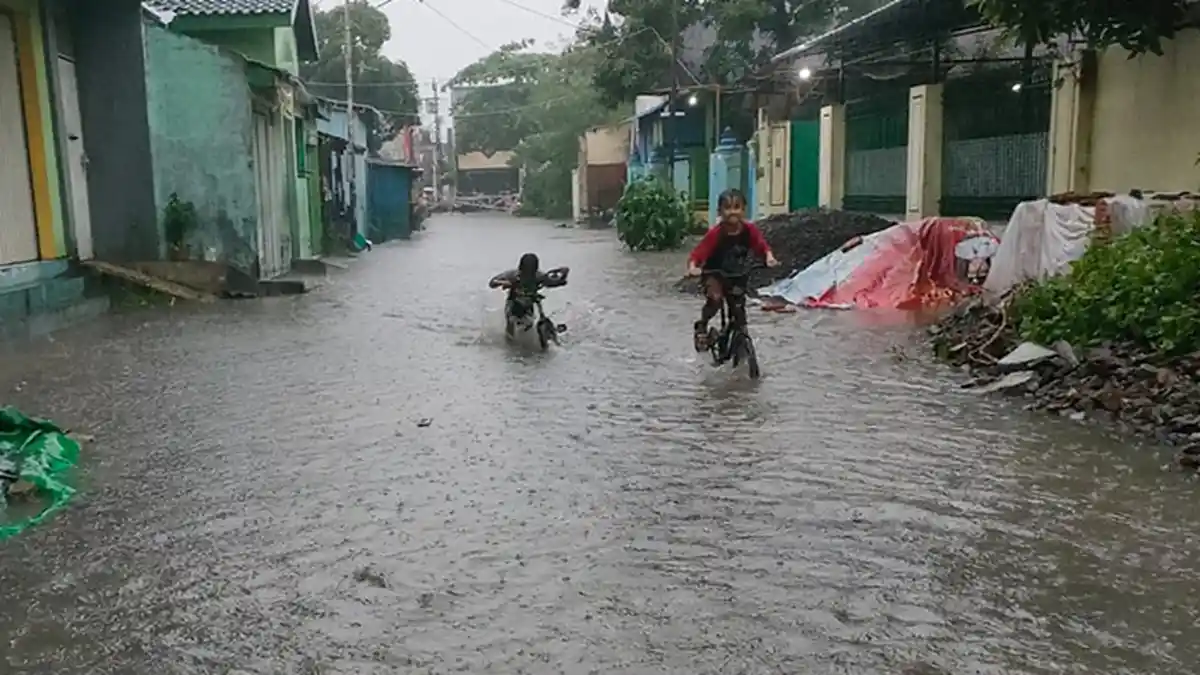 Sukoharjo Diguyur Hujan Lebat, Jalanan hingga Rumah Warga Tergenang Banjir 