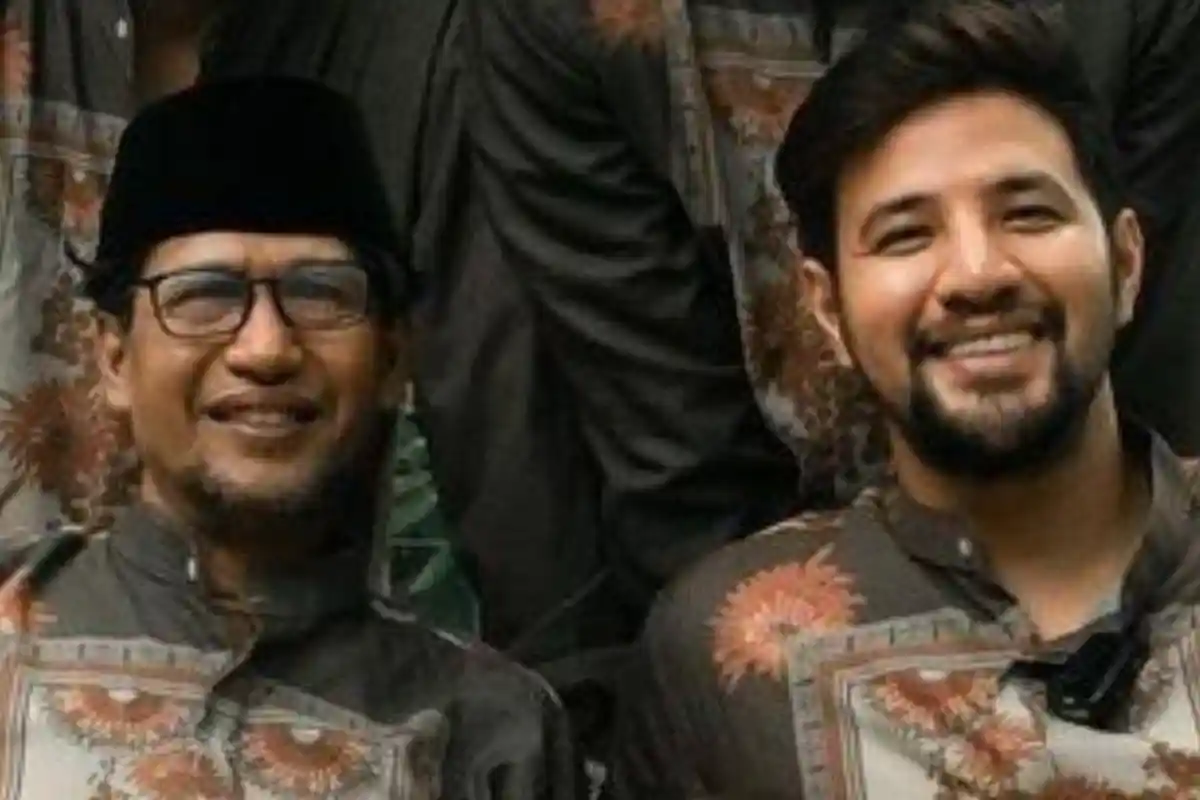 Ammar Zoni Menangis Lantunkan Adzan lewat Panggilan Telfon saat Pemakaman Ayahnya