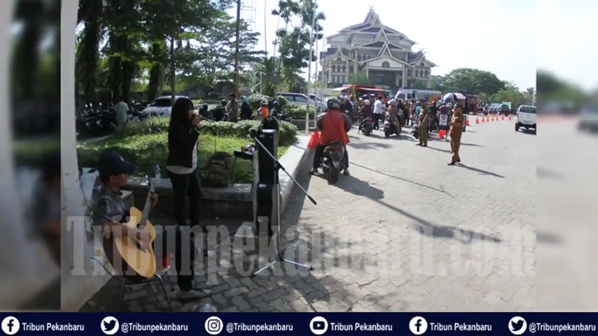 Musik Akustik dan Roti Gratis Saat Razia Pajak Kendaraan di Bandar Serai, Jalan Sudirman