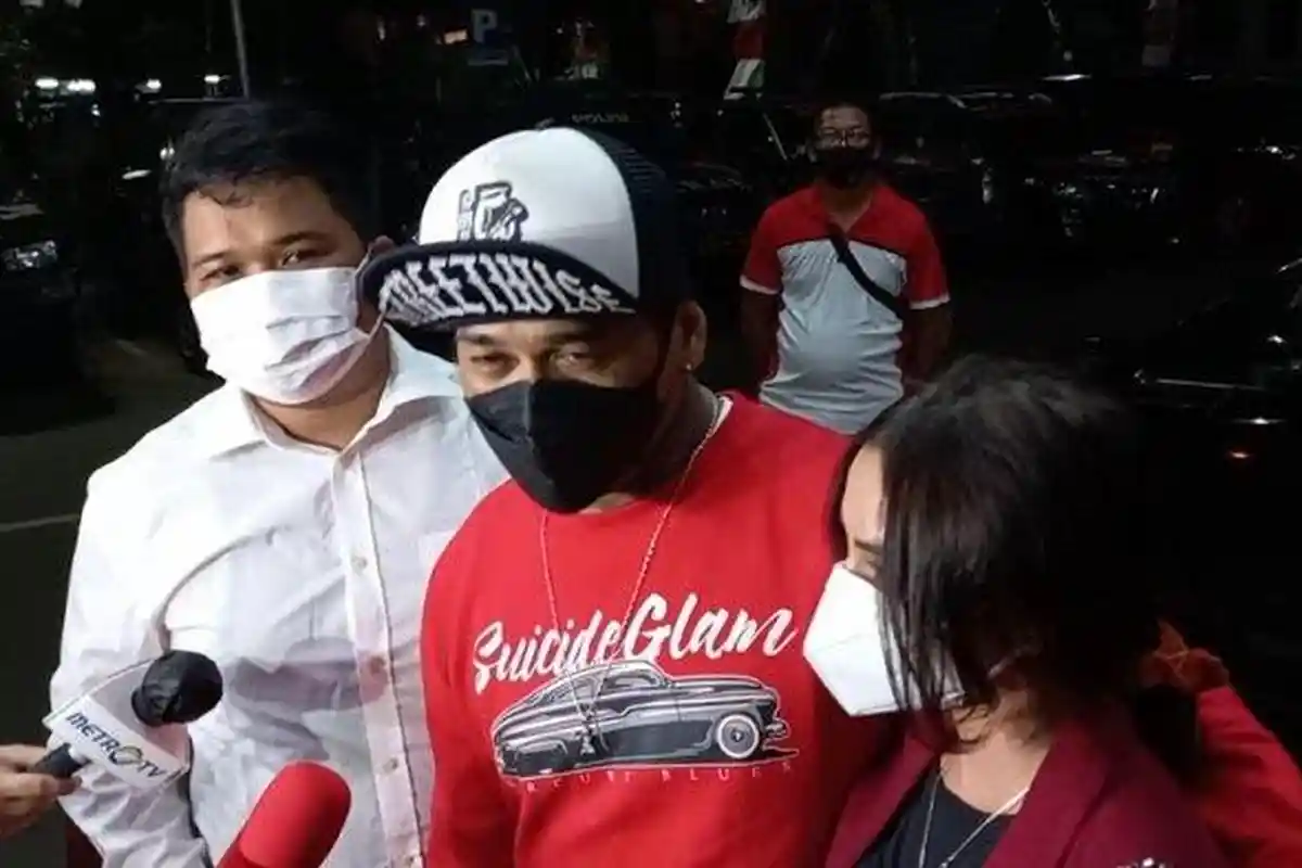 Tempuh Jalur Darat dari Bali, Jerinx SID Tiba di Polda Metro Jaya Ditemani Nora Alexandra