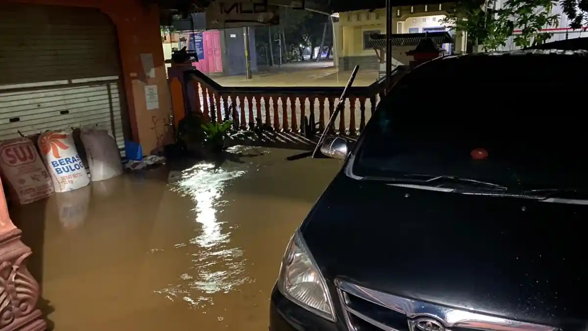 Diguyur Hujan Deras, Banjir Genangi Jeruklegi Cilacap, Dua Ruas Jalan Nasional Lumpuh
