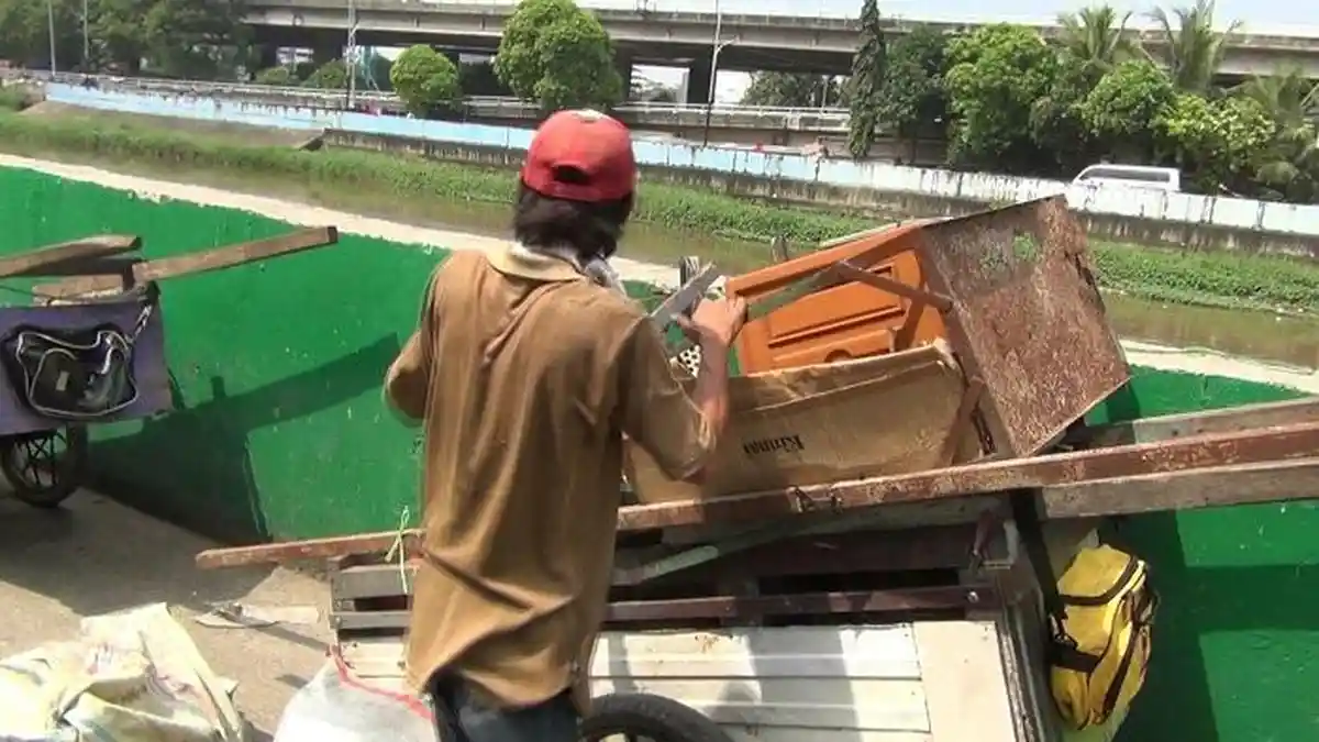 Warga Angkut Kursi, Lemari, Kasur, dan Bantal Bekas Kafe Kalijodo