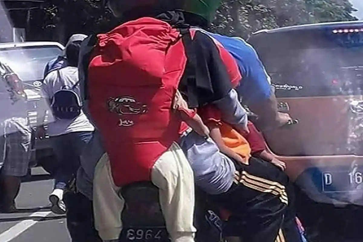 Sekeluarga Berbonceng 5 Orang di Atas Motor, Lihat Foto Ini Bikin Ngilu!