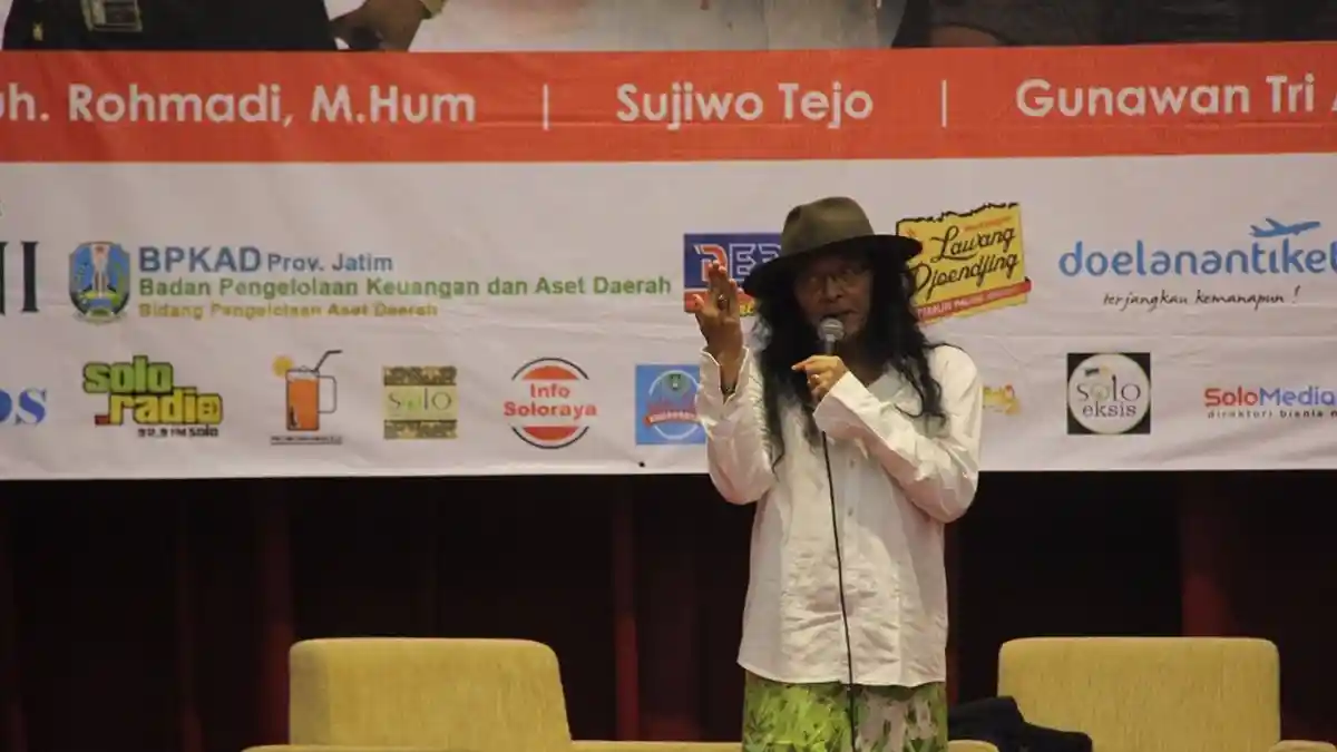 Isi Seminar di UNS, Sujiwo Tejo Beberkan Cara Pahami Teks Sastra