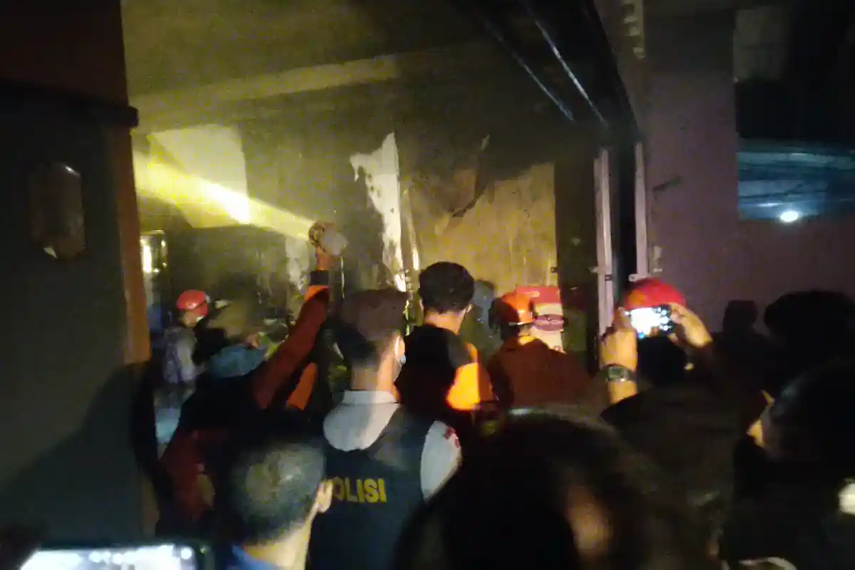 Optik Citra Jalan Pemuda Kudus Terbakar, Diduga Karena Korsleting Listrik di Lantai Dua