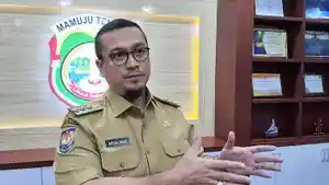Bupati-Mamuju-Tengah-Arsal-Aras-saat-ditemui-di-rua.jpg
