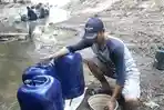 warga-mengambil-air-di-kali-cihoe.jpg