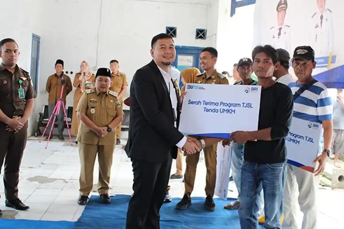 BRI Serahkan CSR Pembangunan Gapura dan Tenda UMKM di Pasar Way Batu Pesbar Lampung