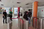 Penumpang-saat-menggunakan-layanan-Face-Recognition-Boarding-Gate-di-Stasiun-Medan.jpg